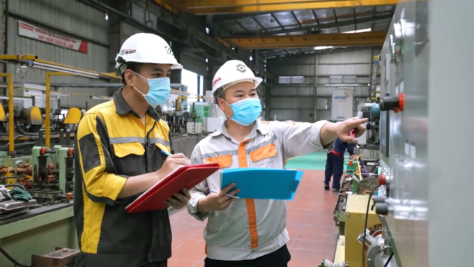 Các chuyên gia kiểm tra chất lượng sản xuất ống inox công nghiệp tại nhà máy Phùng, huyện Đan Phượng. Ảnh: Sơn Hà